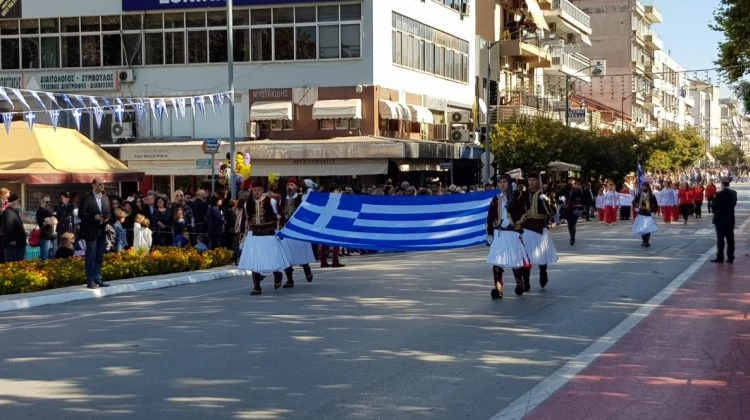 Τρίκαλα: Χιλιάδες κόσμου έδωσαν το παρών στην παρέλαση για την 28η Οκτωβρίου (εικόνες)